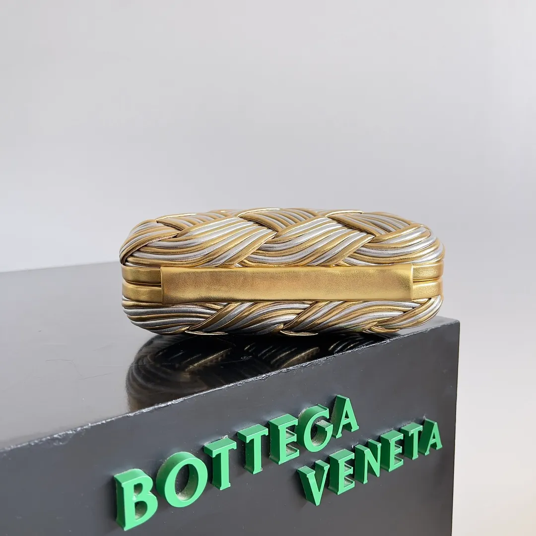 Batch 2100 ✨💎The secret weapon of the dinner queen: BV-Kont dinner bag ||| 🌈**Gold and silver gradient, full of luxurious texture** This Kont evening bag adopts a unique gold and silver gradient design, which is simply synonymous with sparkle! Whether you are wearing an elegant evening dress or a noble banquet outfit, it can match perfectly. Each leather strip reveals the craftsman's good intentions, exquisite hand-sewing, and high-end quality. Holding it in your hand, you can not only feel its weight, but also its unique sense of nobility. 👐💖 💁‍♀️**Versatile artifact, suitable for any occasion** Whether it is a formal business banquet, a romantic wedding scene, or an everyday get-together, the Kont dinner bag is your best choice. Its versatile style can easily adapt to various occasions, allowing you to become the center of attention wherever you go. Exquisite handmade evening bag, versatile evening bag, Kont evening bag, fashionable item, essential for important occasions. Style number: 804532 (717622) Size: 19.5*11.5*5cm